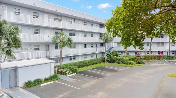 $100,000 | 117 Royal Park Drive, Unit 3H, Oakland Park, FL 33309