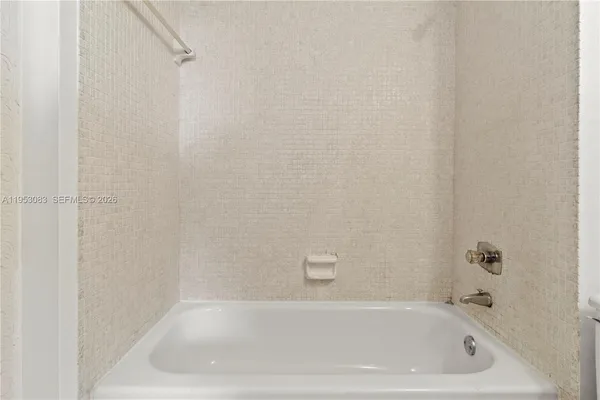 $100,000 | 117 Royal Park Drive, Unit 3H, Oakland Park, FL 33309