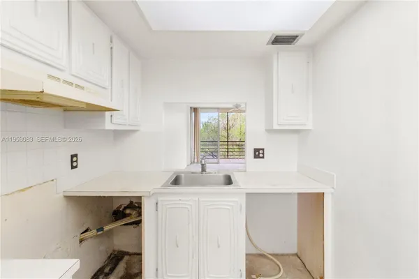 $100,000 | 117 Royal Park Drive, Unit 3H, Oakland Park, FL 33309