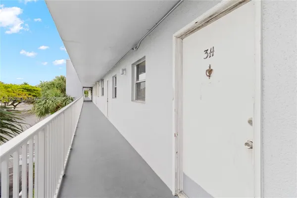 $100,000 | 117 Royal Park Drive, Unit 3H, Oakland Park, FL 33309