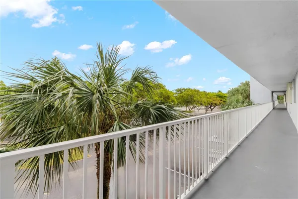 $100,000 | 117 Royal Park Drive, Unit 3H, Oakland Park, FL 33309