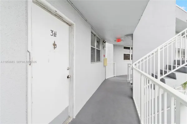 $100,000 | 117 Royal Park Drive, Unit 3H, Oakland Park, FL 33309