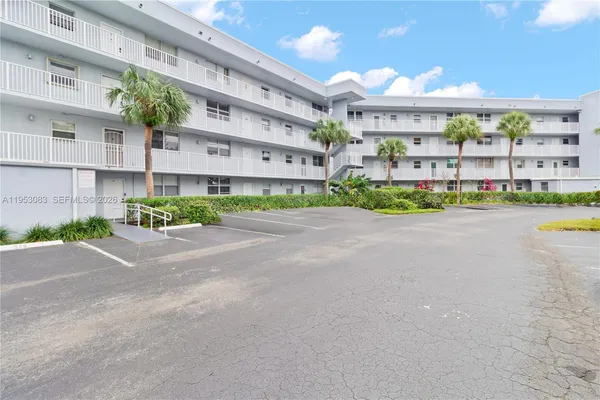 $100,000 | 117 Royal Park Drive, Unit 3H, Oakland Park, FL 33309