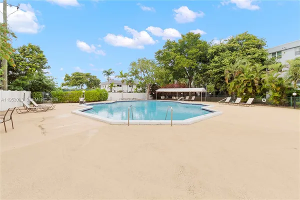 $100,000 | 117 Royal Park Drive, Unit 3H, Oakland Park, FL 33309
