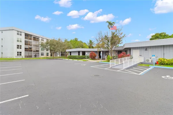 $100,000 | 117 Royal Park Drive, Unit 3H, Oakland Park, FL 33309