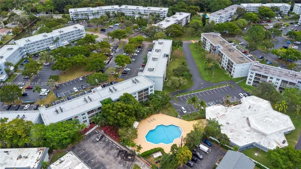$100,000 | 117 Royal Park Drive, Unit 3H, Oakland Park, FL 33309