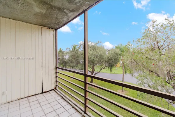 $100,000 | 117 Royal Park Drive, Unit 3H, Oakland Park, FL 33309
