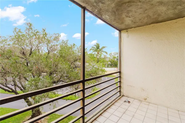 $100,000 | 117 Royal Park Drive, Unit 3H, Oakland Park, FL 33309