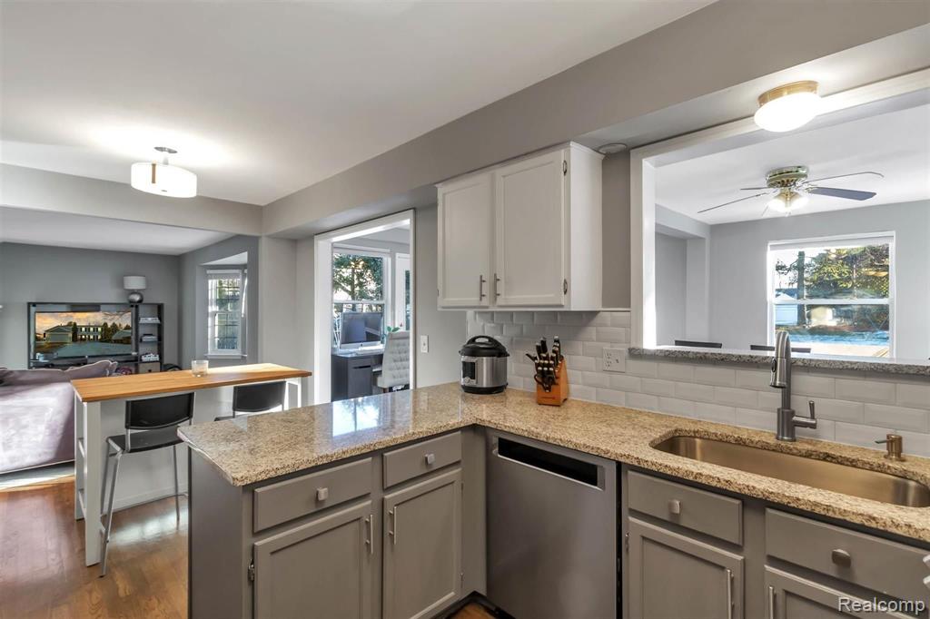 462 Whitney Drive Rochester Hills, MI 48307 - Photo 12 of 49