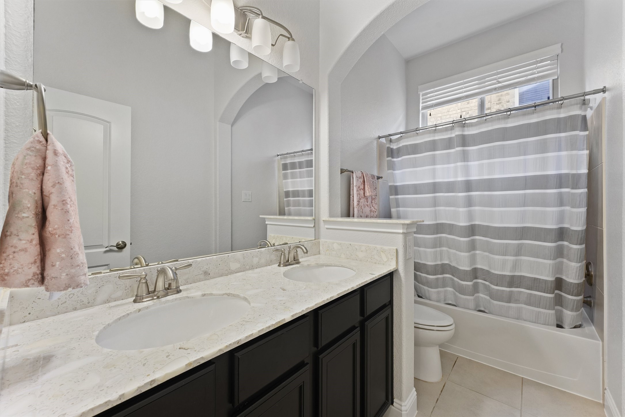 6 Inland Prairie Drive Tomball, TX 77375 - Photo 18 of 33 Guest bathroom (down)
