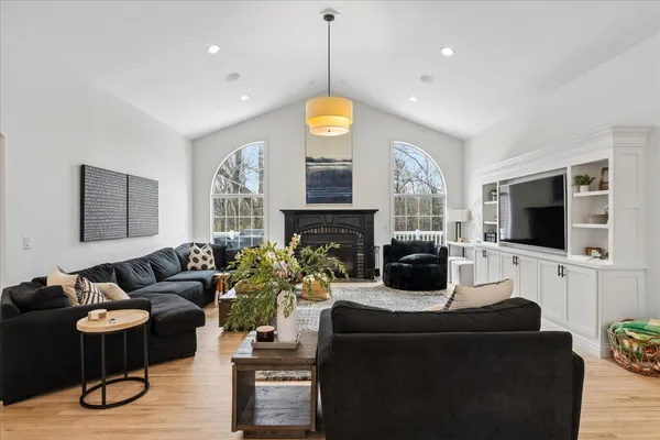 $719,000 | 77 Roosevelt Drive, East Dubuque, IL 61025