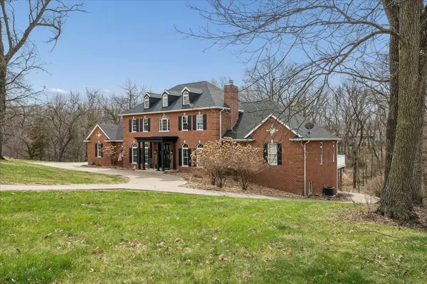 $719,000 | 77 Roosevelt Drive, East Dubuque, IL 61025