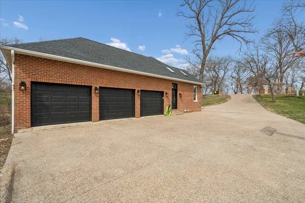 $719,000 | 77 Roosevelt Drive, East Dubuque, IL 61025