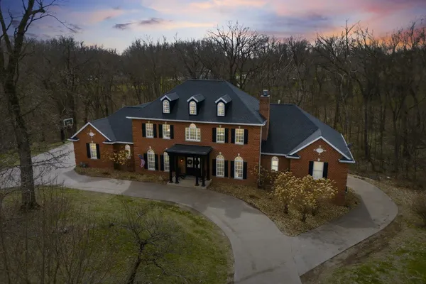 $719,000 | 77 Roosevelt Drive, East Dubuque, IL 61025