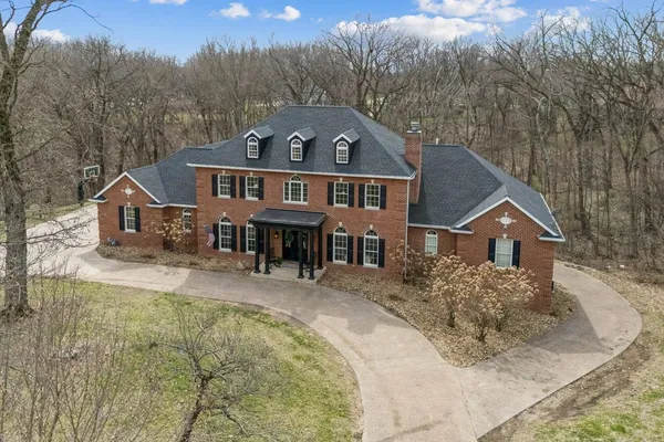 $719,000 | 77 Roosevelt Drive, East Dubuque, IL 61025