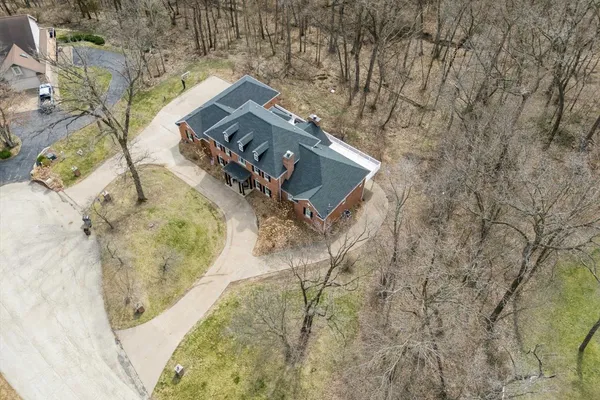 $719,000 | 77 Roosevelt Drive, East Dubuque, IL 61025