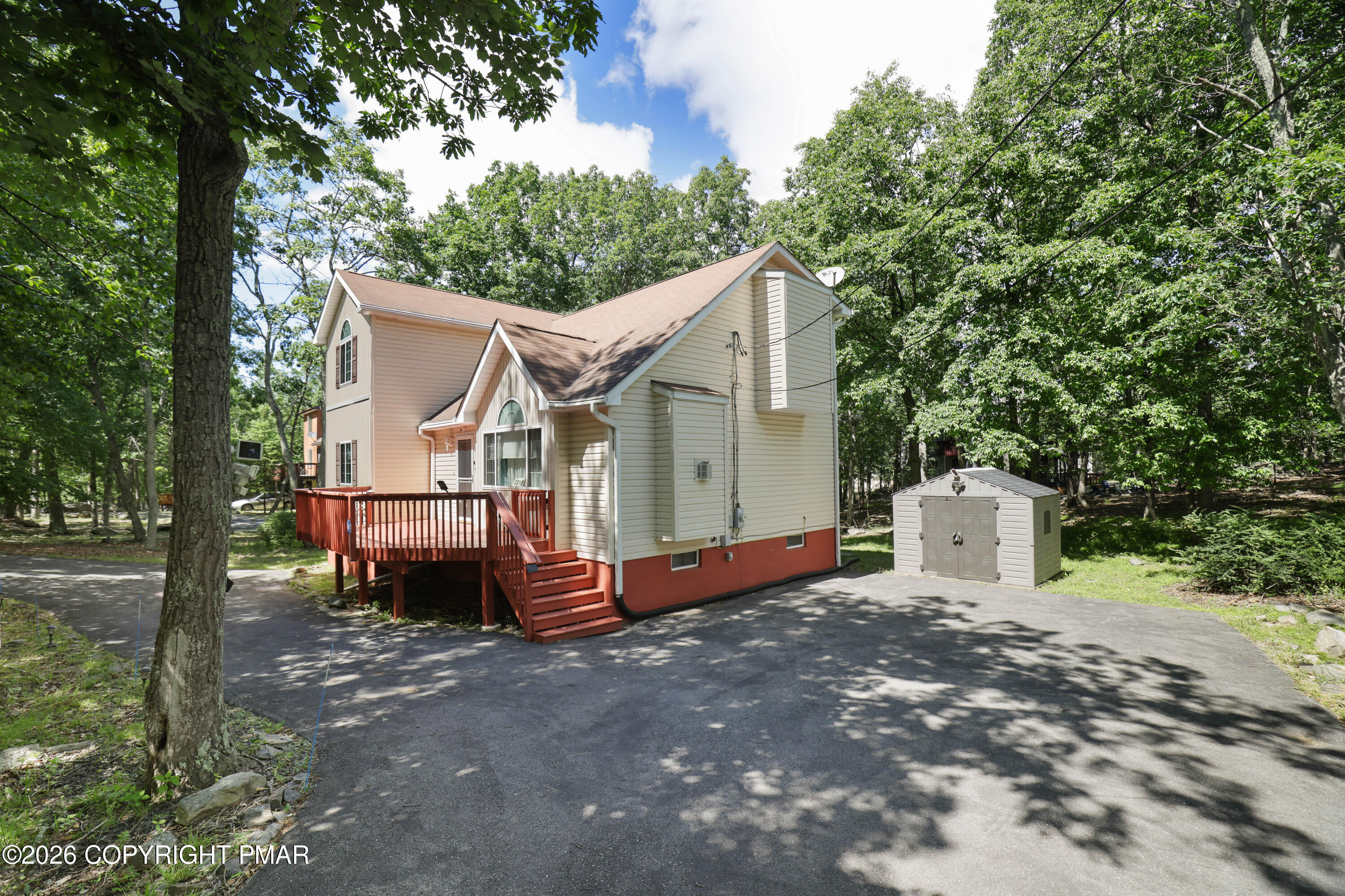 155 Wellington Way Bushkill, PA 18324 - Photo 3 of 76 3- Front of the house