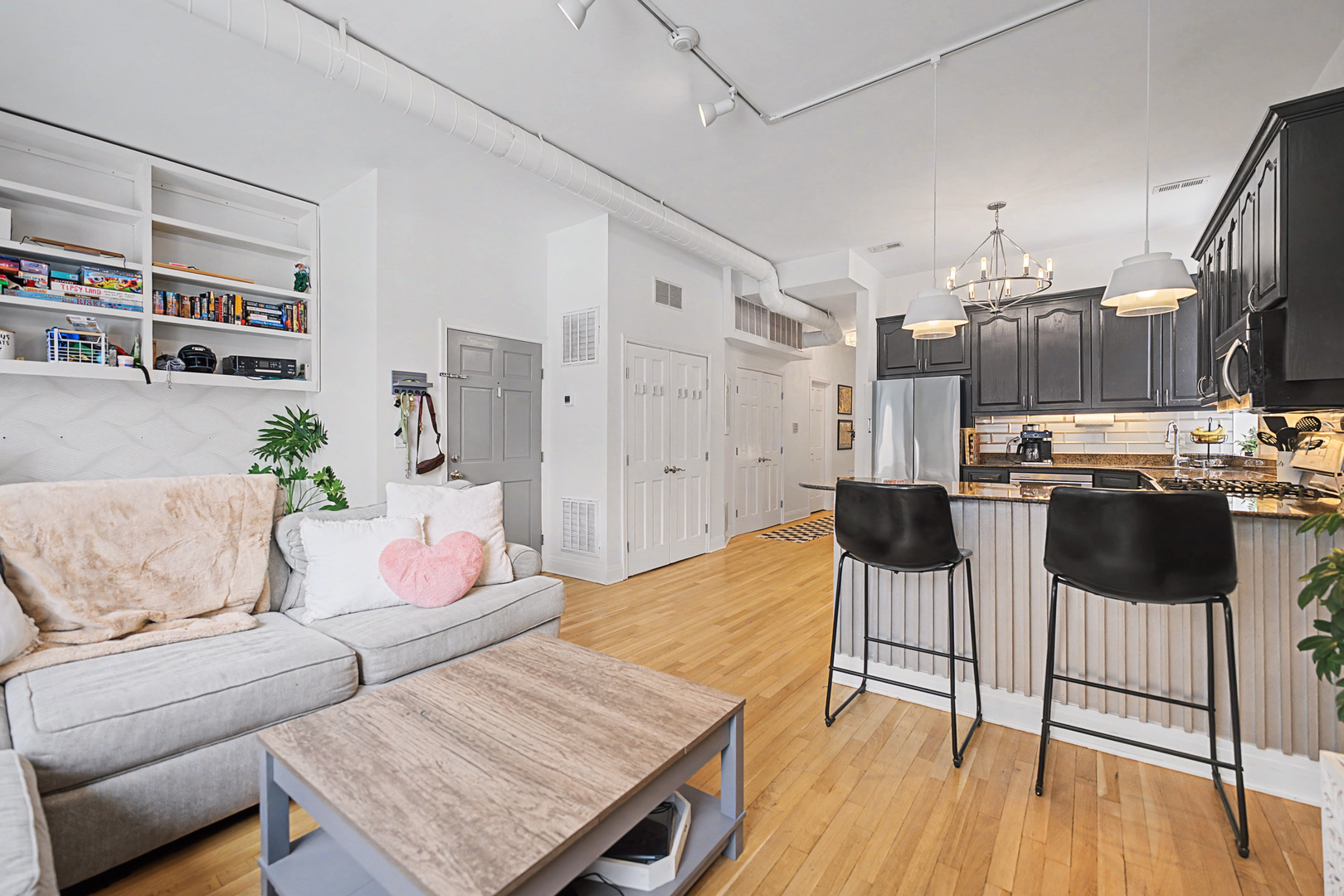 832 West Adams Street, Unit 2 Chicago, IL 60607 - Photo 6 of 23 a living room with furniture and kitchen view