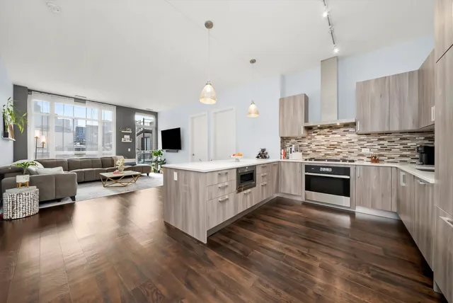 $4,000 | 367 West Locust Street, Unit 304, Chicago, IL 60610