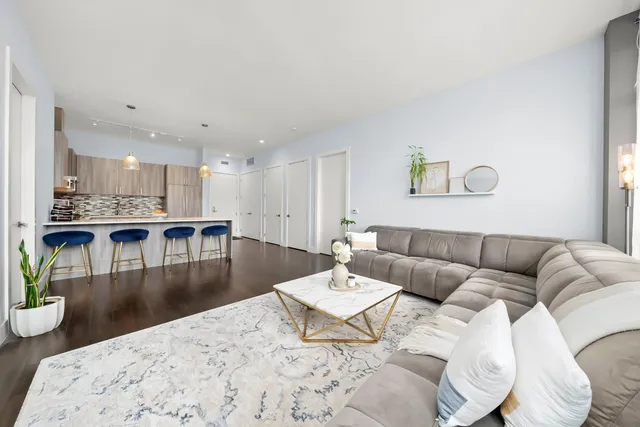 $4,000 | 367 West Locust Street, Unit 304, Chicago, IL 60610