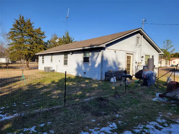 a view of a house with backyard