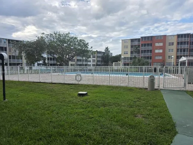 a view of a back yard