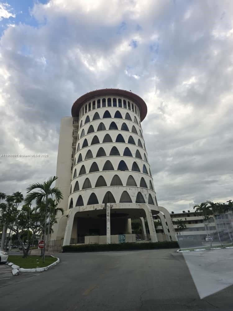 1710 Northeast 191st Street, Unit 3013 Miami, FL 33179 - Photo 23 of 23 a view of a balcony