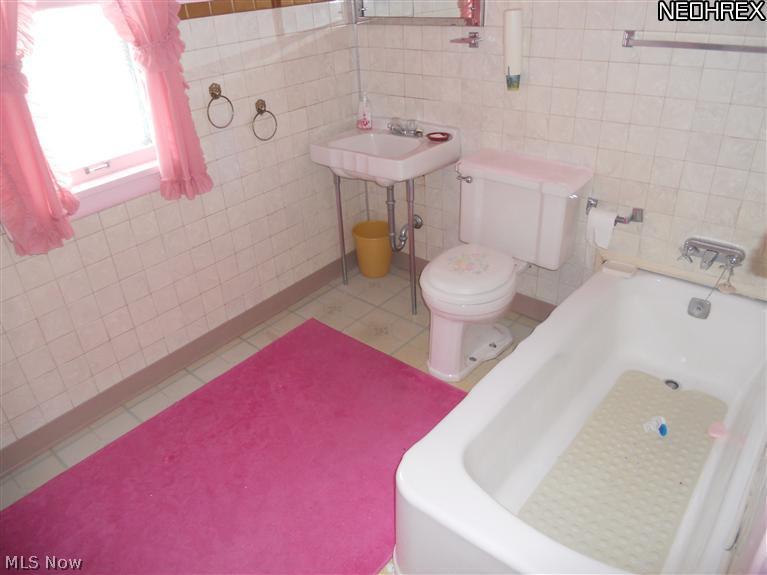 1661 Hillview Road Cleveland, OH 44112 - Photo 3 of 23 Gallery Image 3