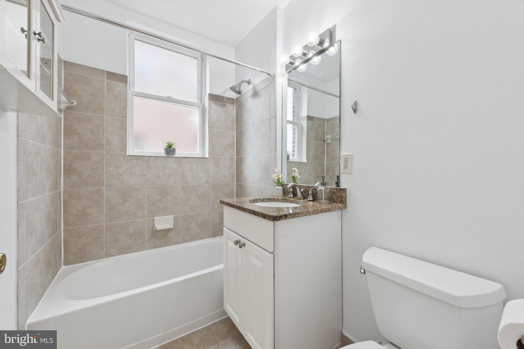 1438 Columbia Road Northwest, Unit 305 Washington, DC 20009 - Photo 16 of 24 Bathroom with tub