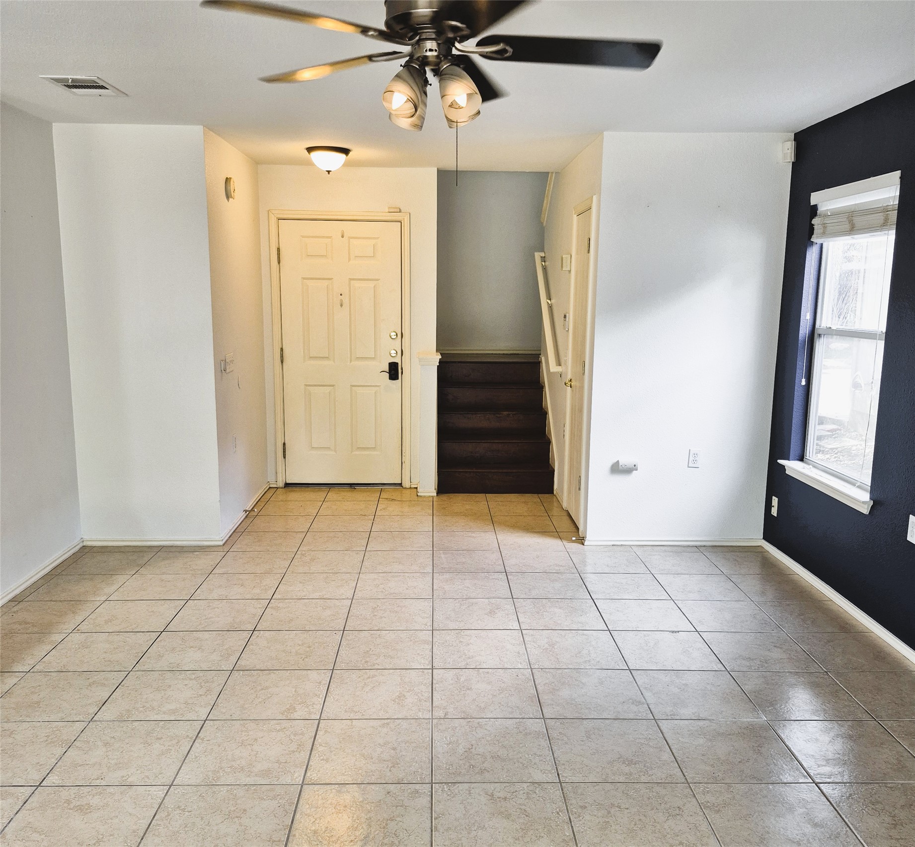 1139 Emmitt Run Austin, TX 78721 - Photo 5 of 30 Entry and stairwell
