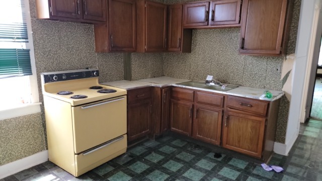 5751 South Carpenter Street Chicago, IL 60621 - Photo 6 of 10 a utility room with sink dryer and washer