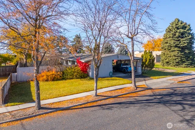 a view of a house with basketball court