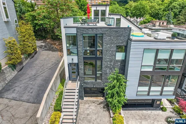 $1,249,900 | 14 Hooks Lane, Edgewater, NJ 07020