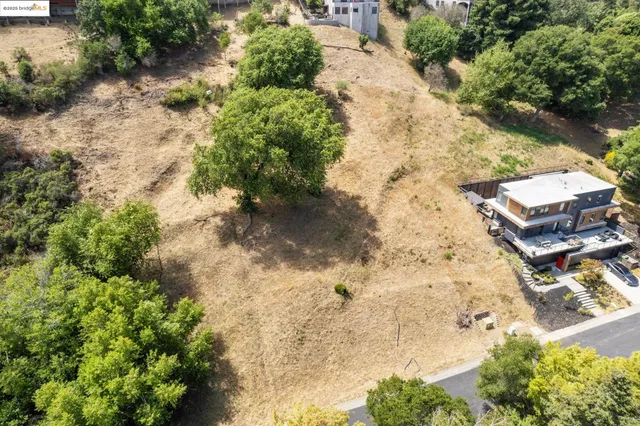 a view of a pathway with a yard