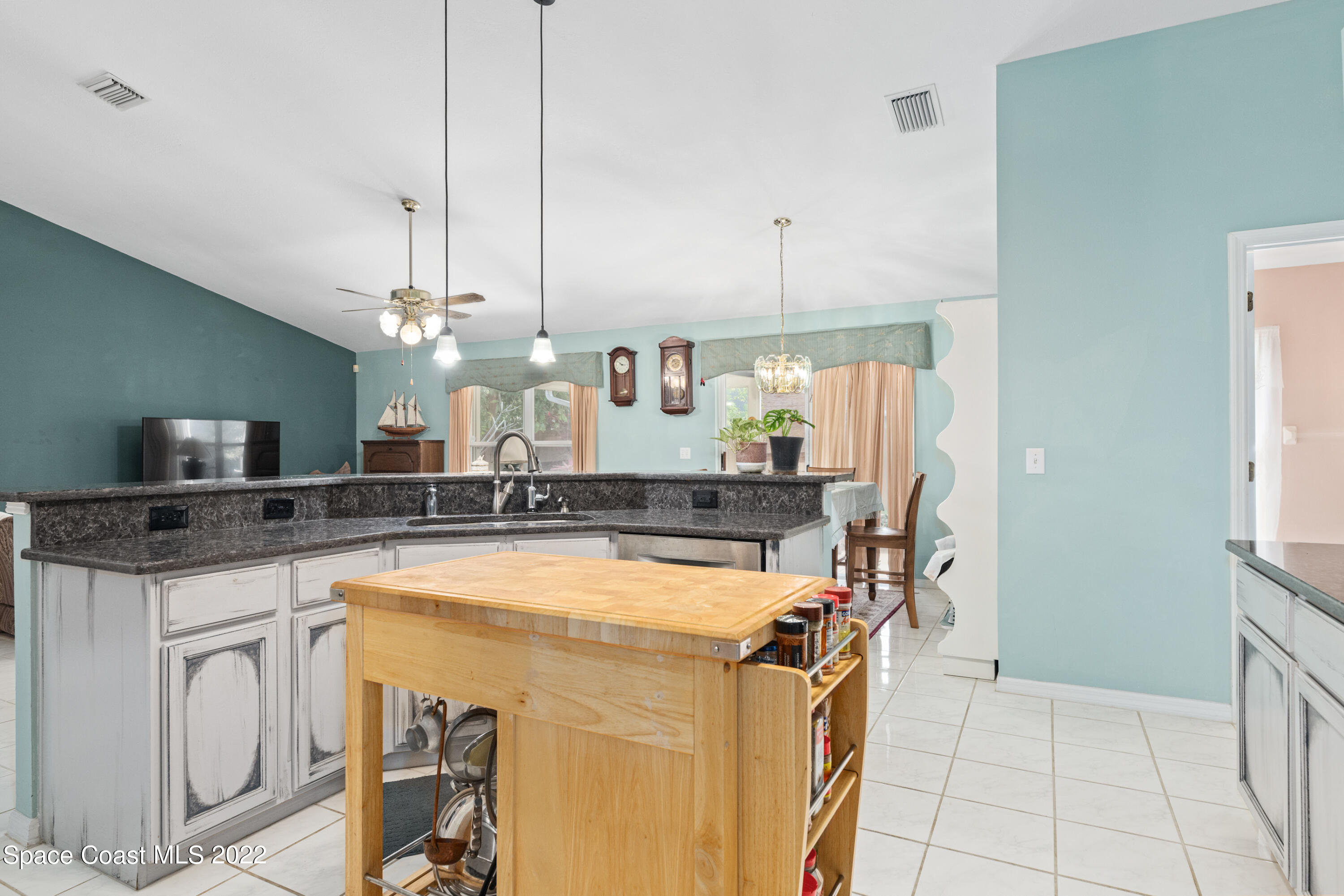2023 Blue Ridge Avenue Melbourne, FL 32935 - Photo 4 of 27 JC7_7973
