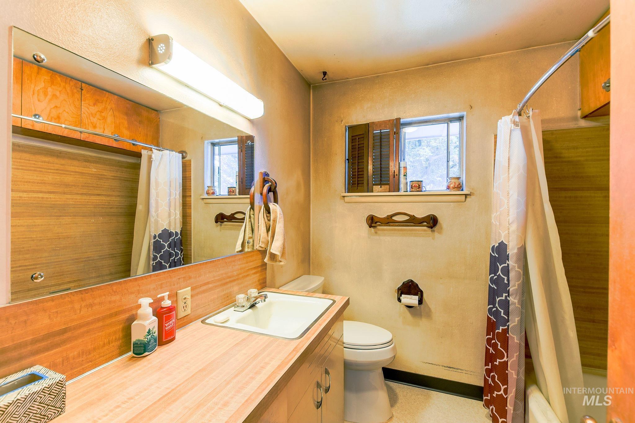 243 North Fir Street Genesee, ID 83832 - Photo 22 of 50 Full bath with vanity and shower / bath combo