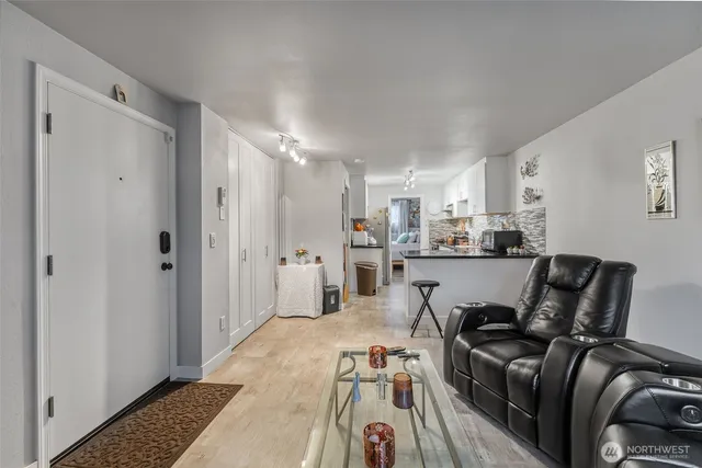 $175,000 | 12434 Ambaum Boulevard Southwest, Unit 114, Burien, WA 98146