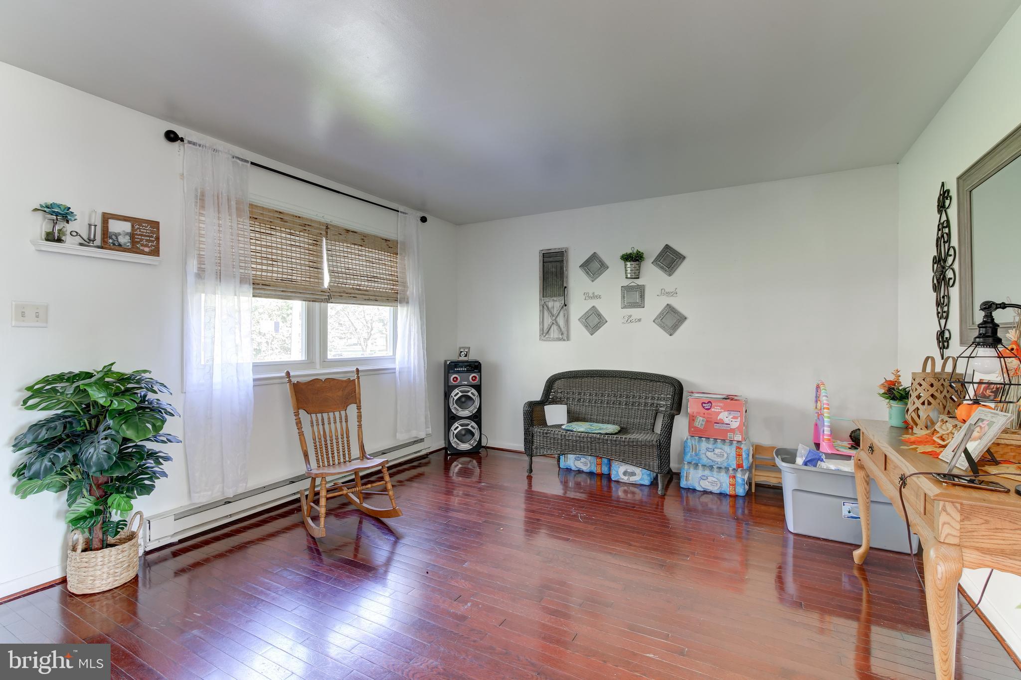 607 Media Road Oxford, PA 19363 - Photo 6 of 14 Living Room
