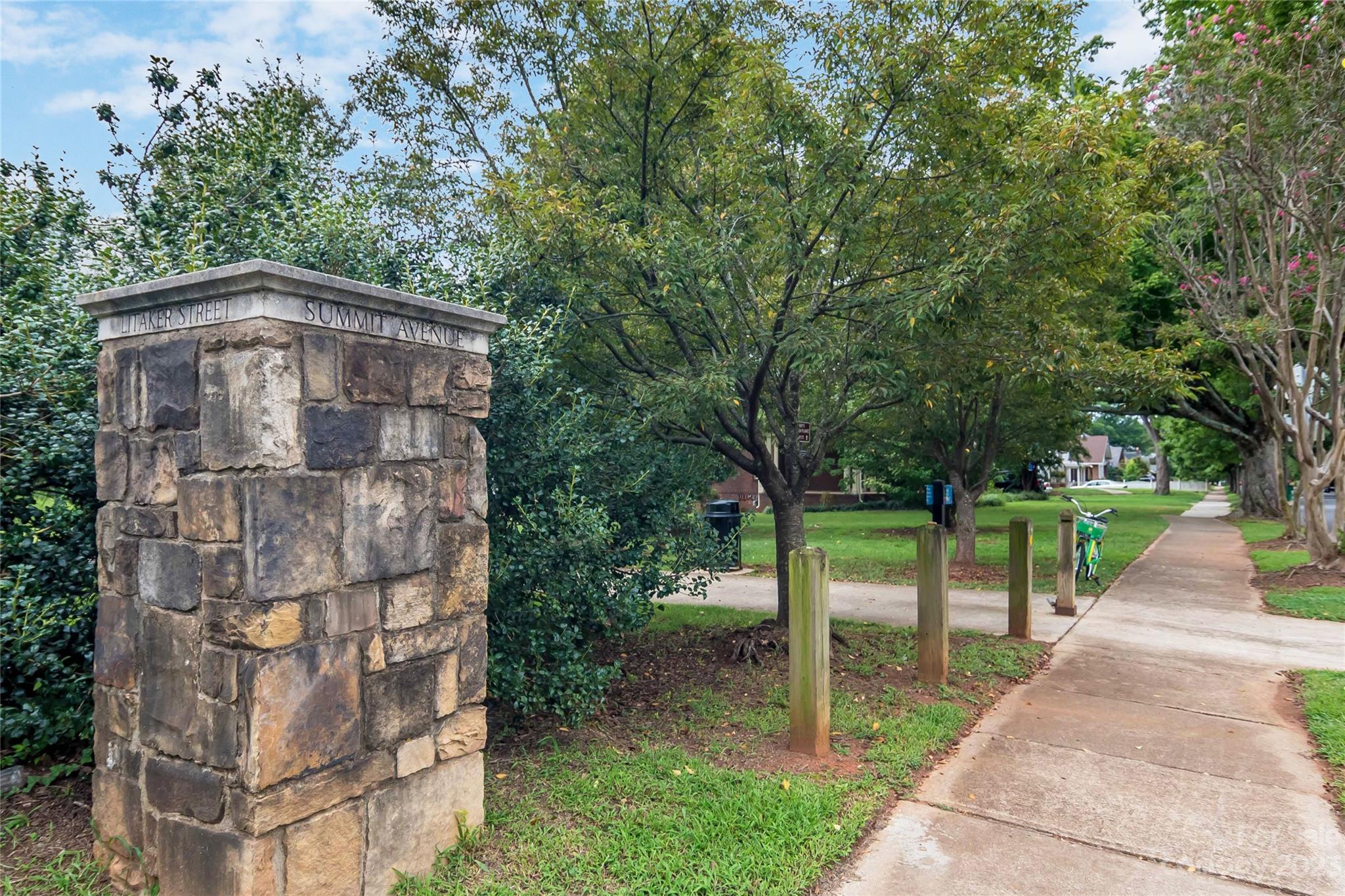 630 Calvert Street, Unit 307 Charlotte, NC 28208 - Photo 25 of 27 a backyard of a house with lots of green space