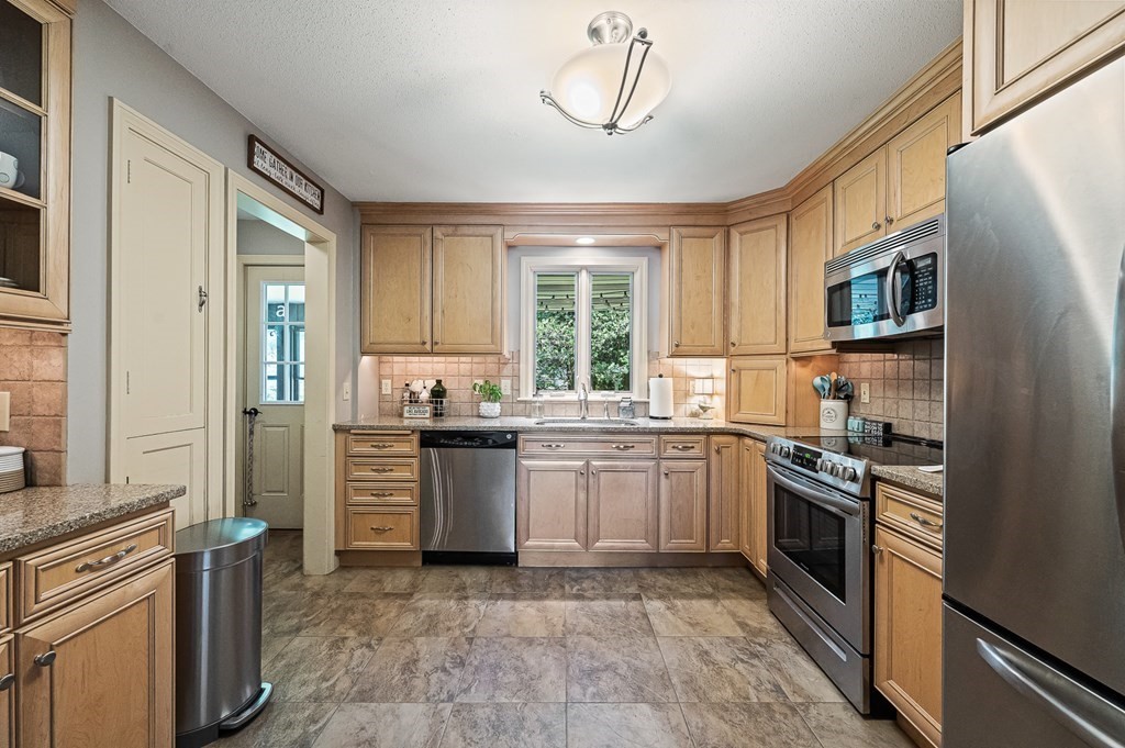 226 Maple Road Longmeadow, MA 01106 - Photo 8 of 31