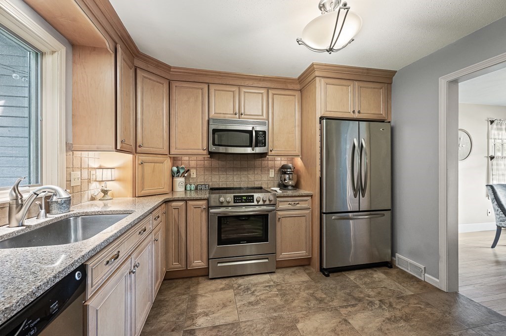 226 Maple Road Longmeadow, MA 01106 - Photo 9 of 31