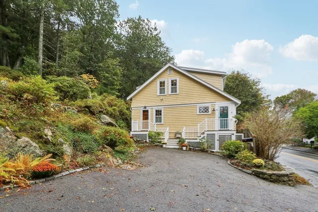 a view of a house with backyard