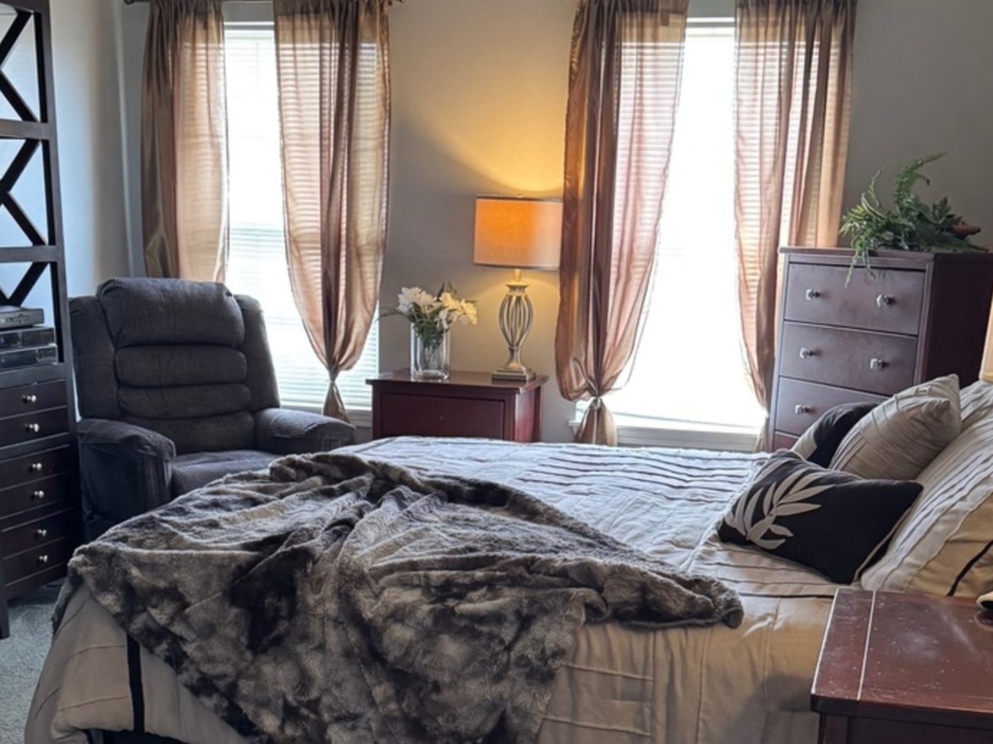 1259 West Lake Street, Unit 304 Addison, IL 60101 - Photo 36 of 43 a bedroom with a bed and a window