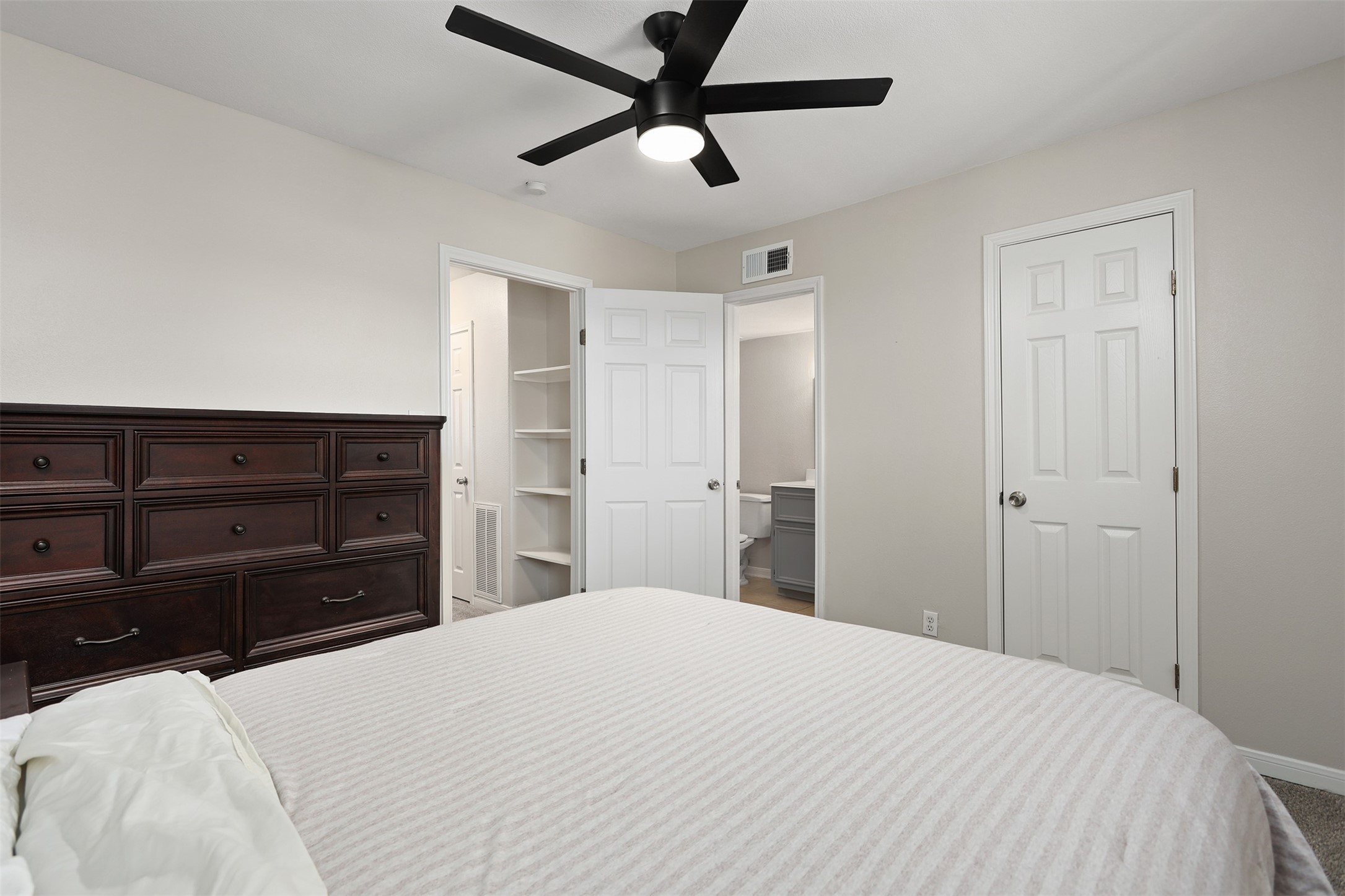 215 Postoffice Street, Unit 1208 Galveston, TX 77550 - Photo 11 of 19 a bedroom with a bed and a closet