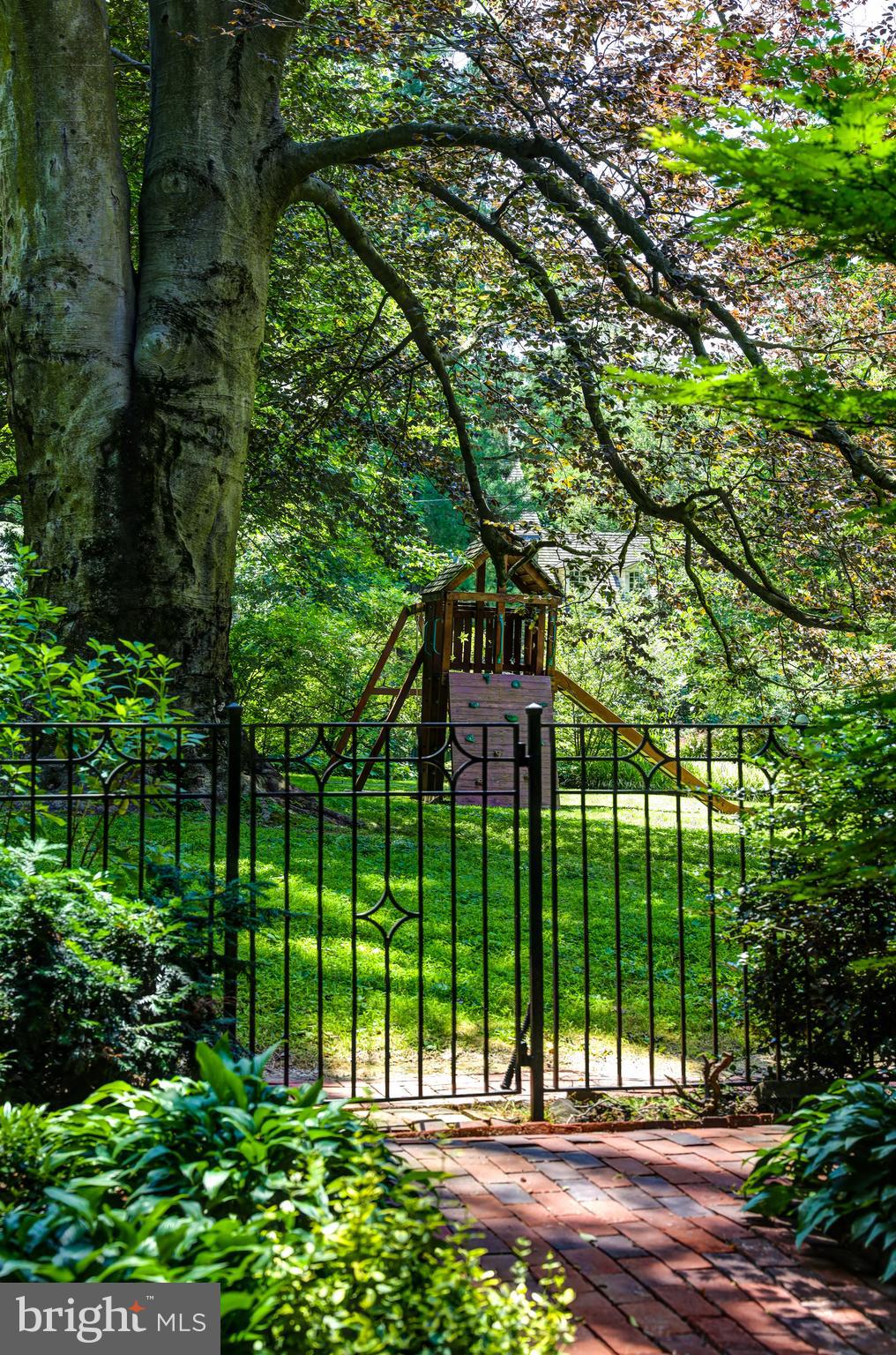 8219 St Martins Lane Philadelphia, PA 19118 - Photo 27 of 40