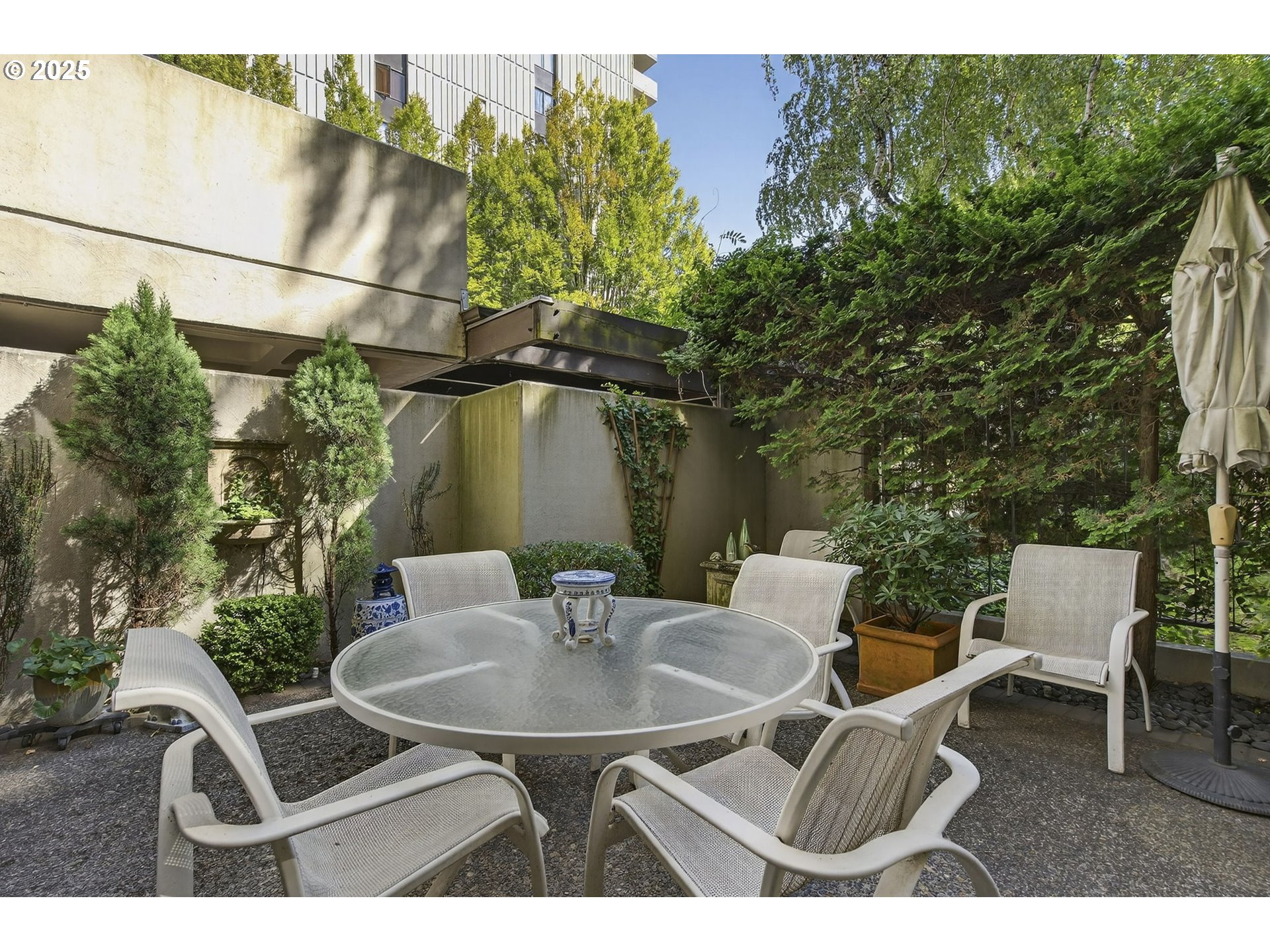 2309 Southwest 1st Avenue, Unit G41 Portland, OR 97201 - Photo 22 of 44 a balcony with table and chairs