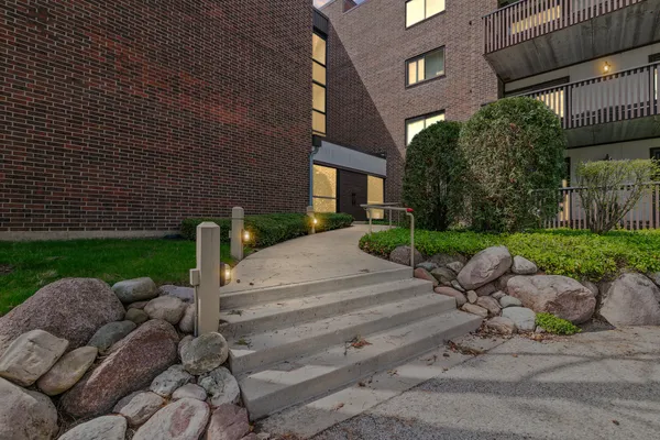 $160,000 | 690 Chandler Road, Unit 205, Gurnee, IL 60031