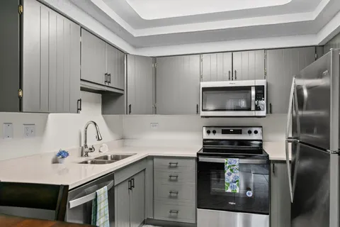 $160,000 | 690 Chandler Road, Unit 205, Gurnee, IL 60031