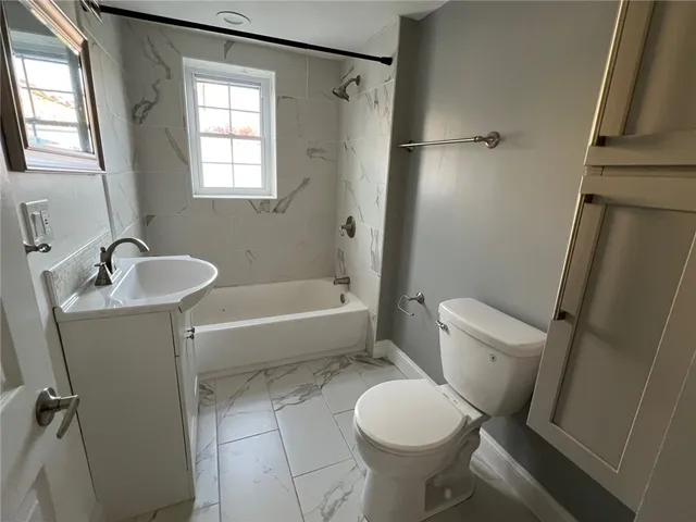 $2,900 | 5 Church Street, Unit 1, East Greenwich, RI 02818