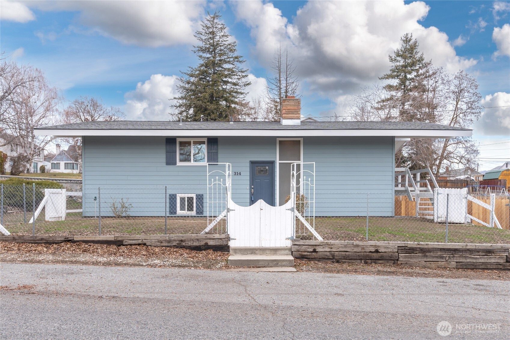 314 West 3rd Street Omak, WA 98841 - Photo 2 of 28 a front view of a house with a yard